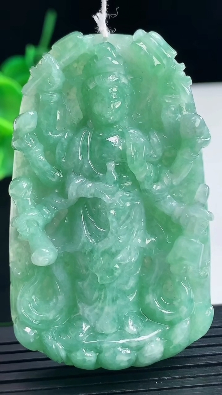 天然A货翡翠千手观音吊坠尺寸65.1-39.6-11.4重量:53.05g
4月8日