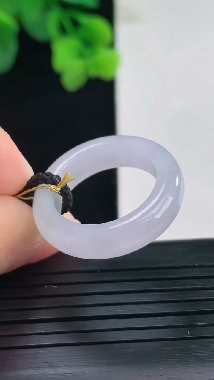 天然A货翡翠紫罗兰指环戒指尺寸17.4-5.6-3.8重量:4.30g2026年4月8日
工厂直销收藏佳品,种好水足，色泽均匀，有种有色，上手高大气！