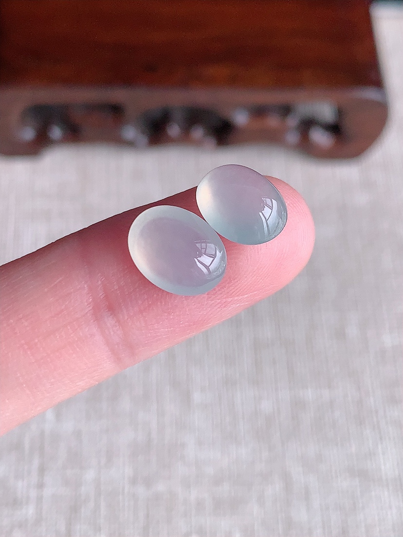 天然A货翡翠白冰白月光蛋面镶嵌件一对 
尺寸9.5-7.3-4.6mm 重量1.00g 0407