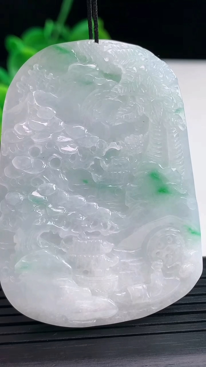天然A货翡翠山水牌吊坠尺寸60.4-44.4-6.4重量:40.29g
4月8日