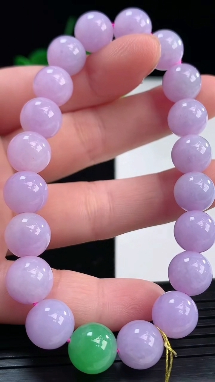 天然A货翡翠双彩紫罗兰圆珠手串尺寸9.7-20颗重量:33.89g4月8日
工厂直销收藏佳品,种好水足，色泽均匀，有种有色，上手高大气！