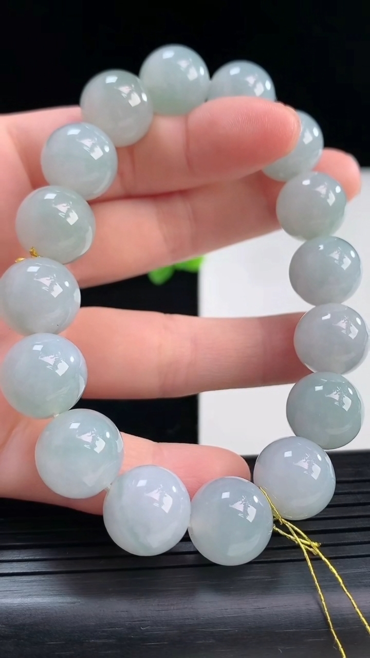 天然A货翡翠飘花圆珠手串尺寸12.8-16颗重量:60.08g4月8日
工厂直销收藏佳品,种好水足，色泽均匀，有种有色，上手高大气！