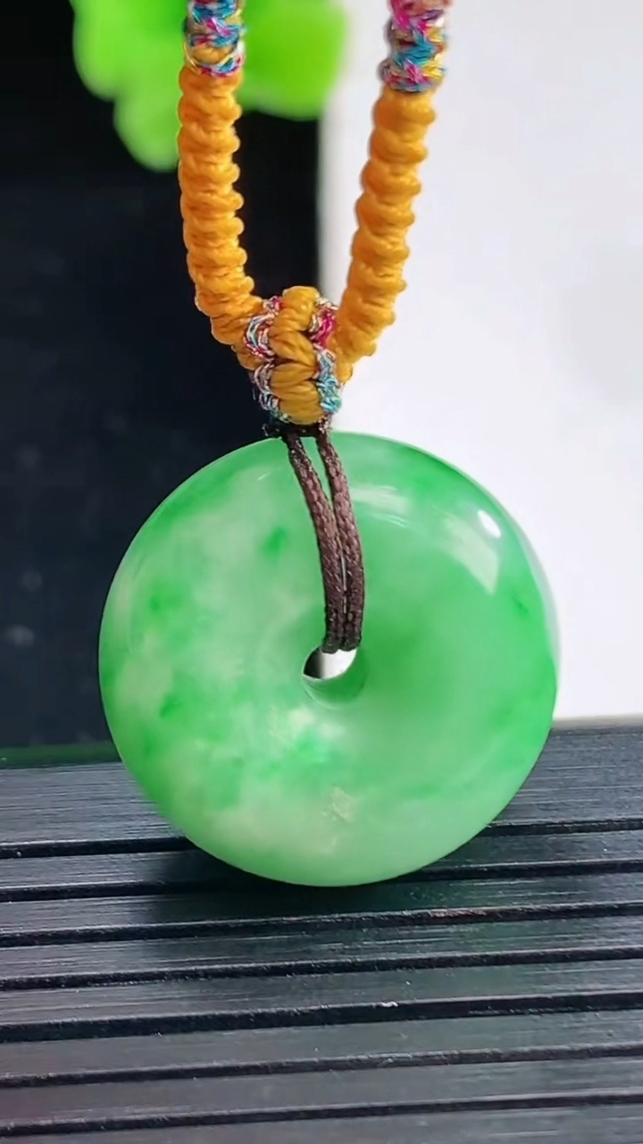 天然A货翡翠平安扣吊坠尺寸20-9.1重量:9.14g
4月8日