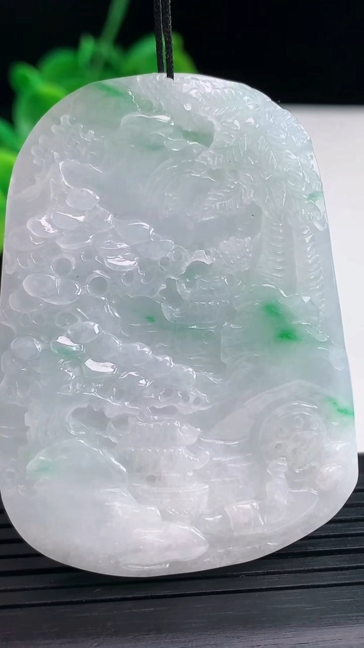 天然A货翡翠山水牌吊坠尺寸60.4-44.4-6.4重量:40.29g
4月8日