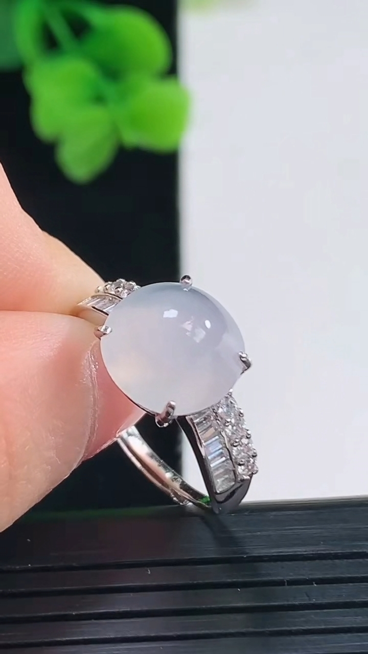 天然A货翡翠蛋面戒指尺寸10.5重量:3.22g2026年4月8日
工厂直销收藏佳品,种好水足，色泽均匀，有种有色，上手高大气！