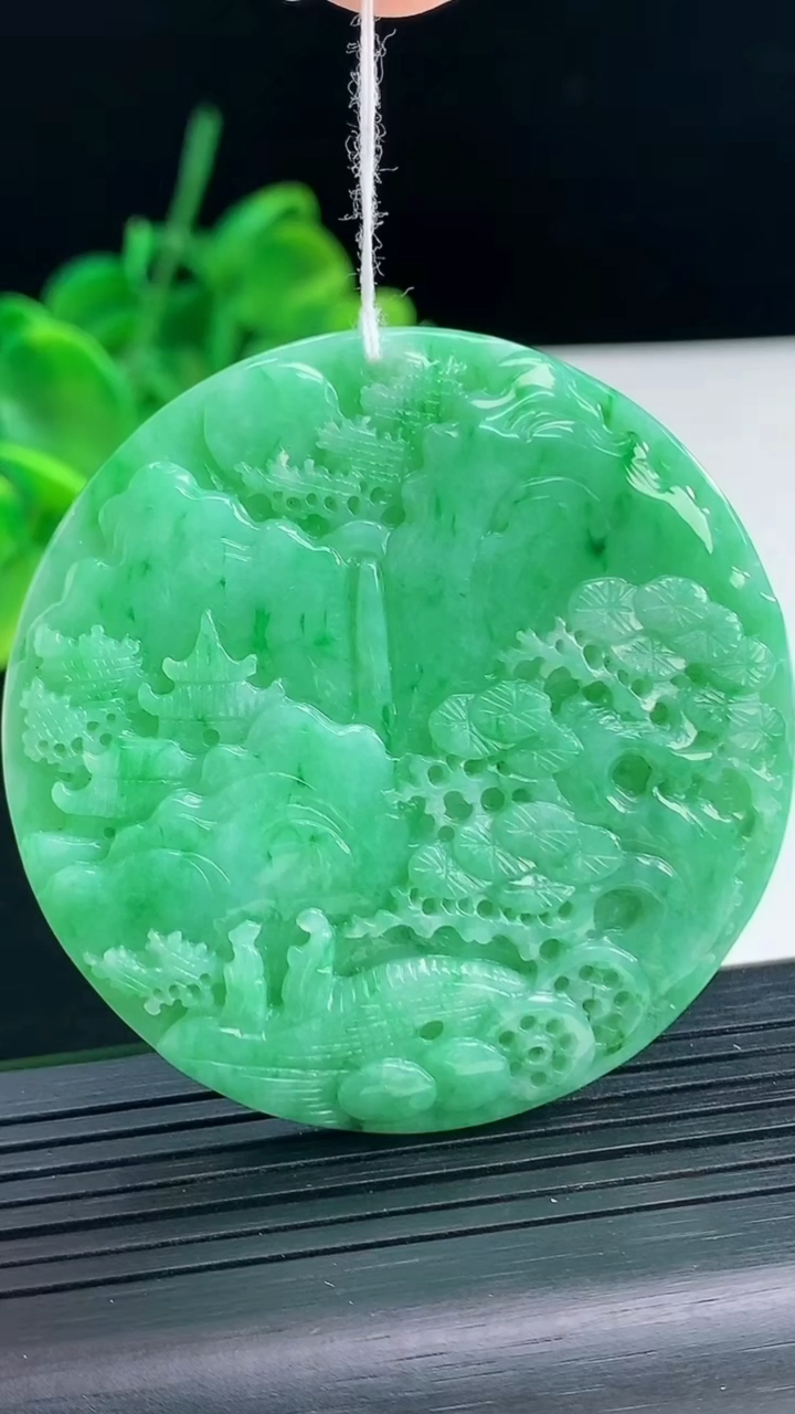 天然A货翡翠山水牌吊坠尺寸53.4-6.2重量:38.95g
4月8日