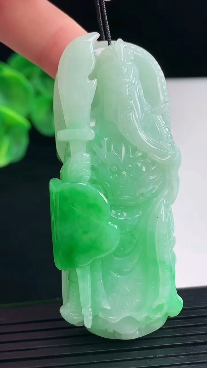 天然A货翡翠关公吊坠尺寸63.8-25.3-17重量:56.57g
4月8日