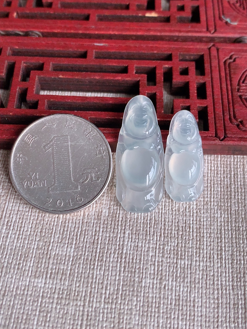 天然A货翡翠白冰白月光站佛吊坠一对 
尺寸29.8-11.8-4mm 重量4.08g 0407