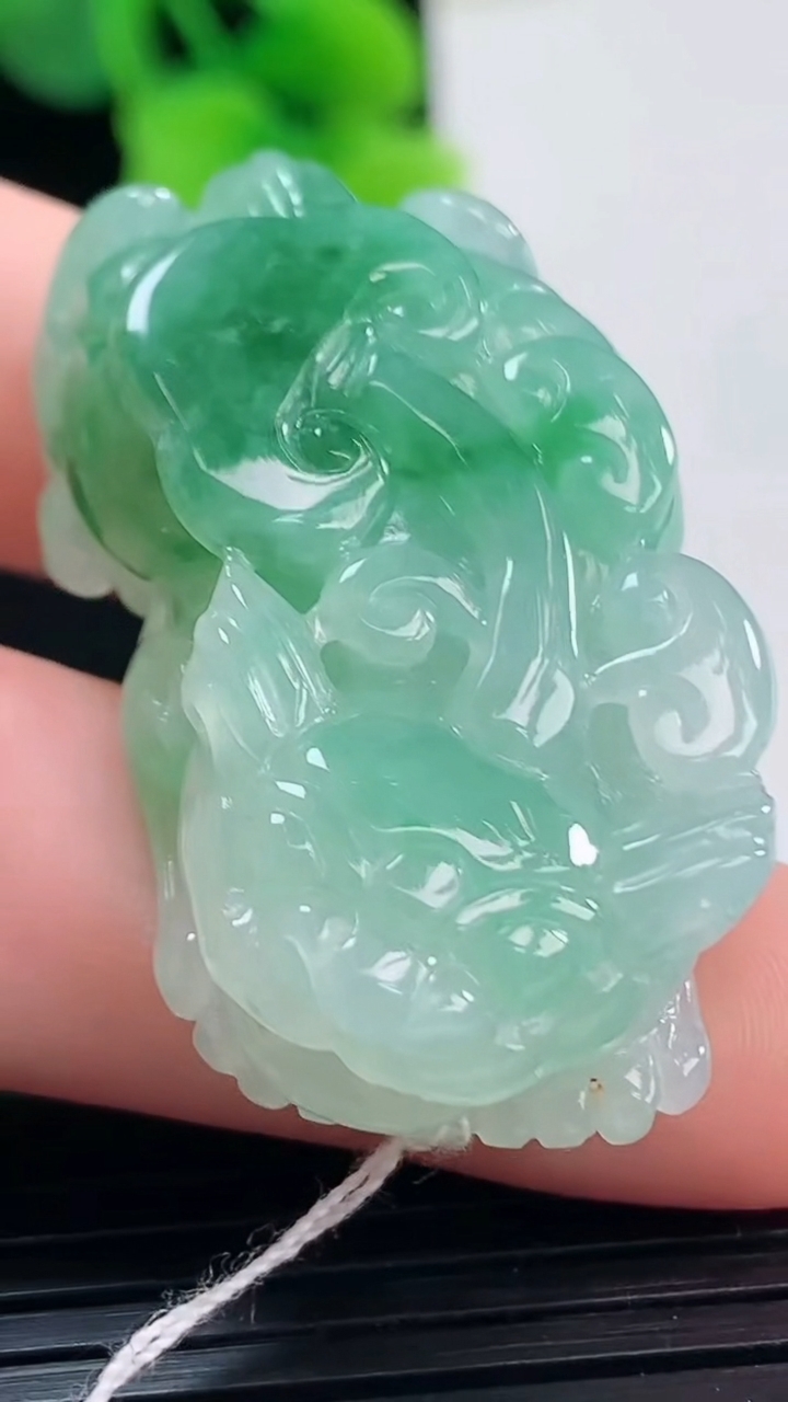 天然A货翡翠貔貅吊坠尺寸38.9-21.5-12.6重量:23.01g
4月8日