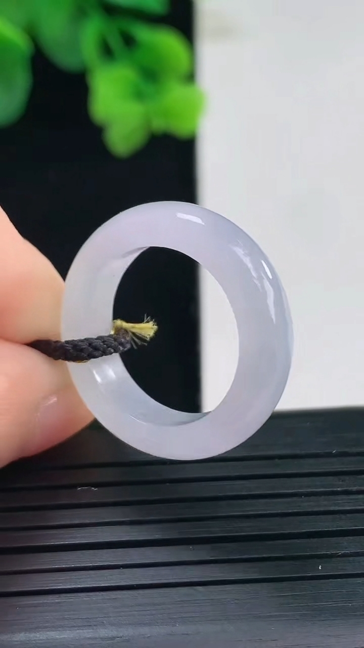 天然A货翡翠紫罗兰指环戒指尺寸17.4-5.6-3.8重量:4.30g2026年4月8日
工厂直销收藏佳品,种好水足，色泽均匀，有种有色，上手高大气！