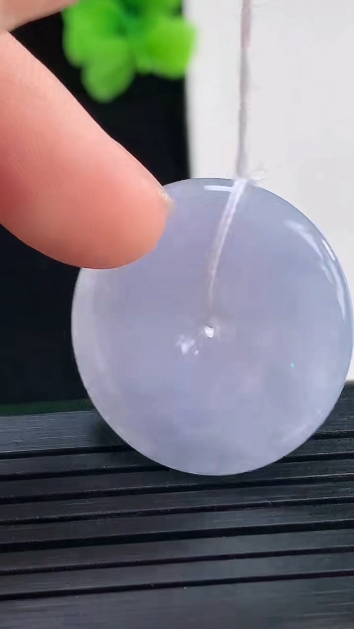 天然A货翡翠紫罗兰平安扣吊坠尺寸26.2-4重量:6.45g
4月8日