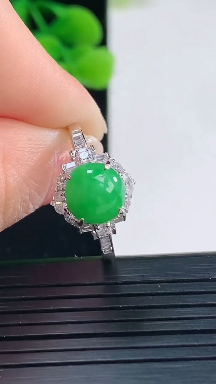 天然A货翡翠蛋面戒指 可调节尺寸7.8重量:2.78g2026年4月8日
工厂直销收藏佳品,种好水足，色泽均匀，有种有色，上手高大气！