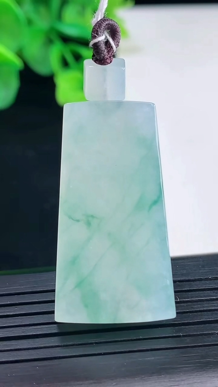 天然A货翡翠冰种飘花无事牌吊坠尺寸37.6-20.2-6重量:14.50g
4月8日