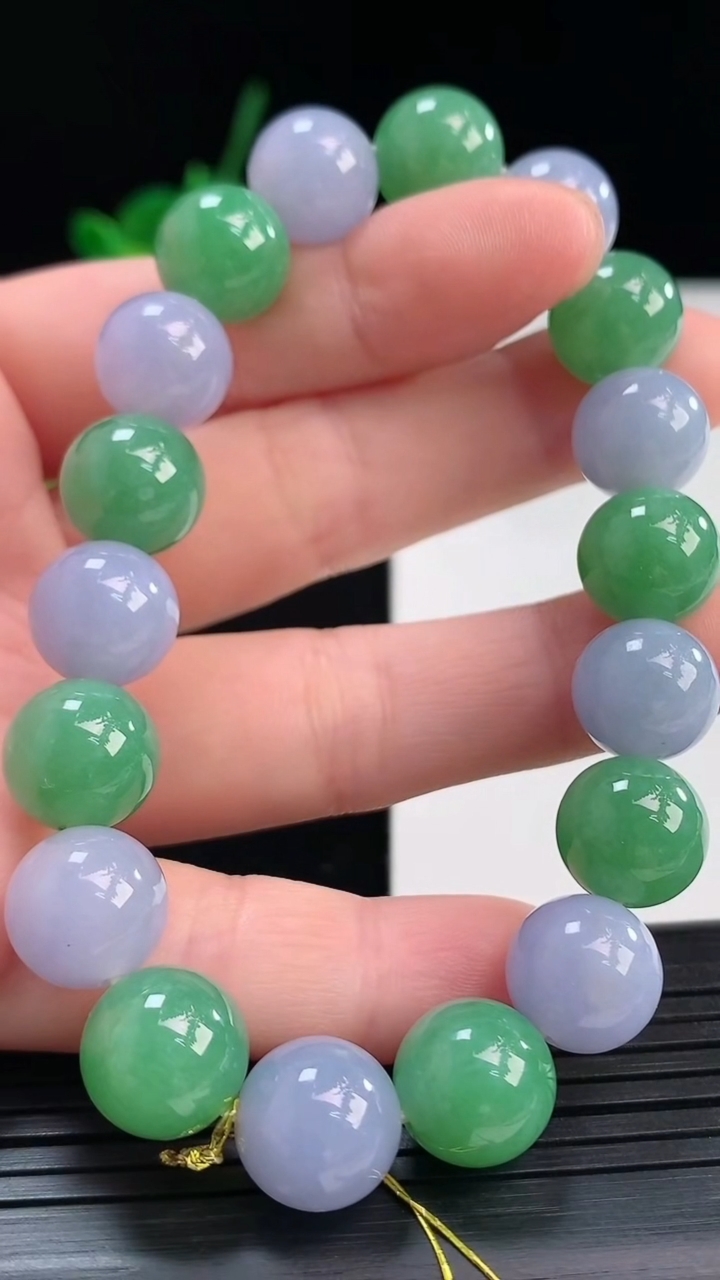 天然A货翡翠圆珠手串尺寸10.8-18颗重量:41.20g4月8日
工厂直销收藏佳品,种好水足，色泽均匀，有种有色，上手高大气！