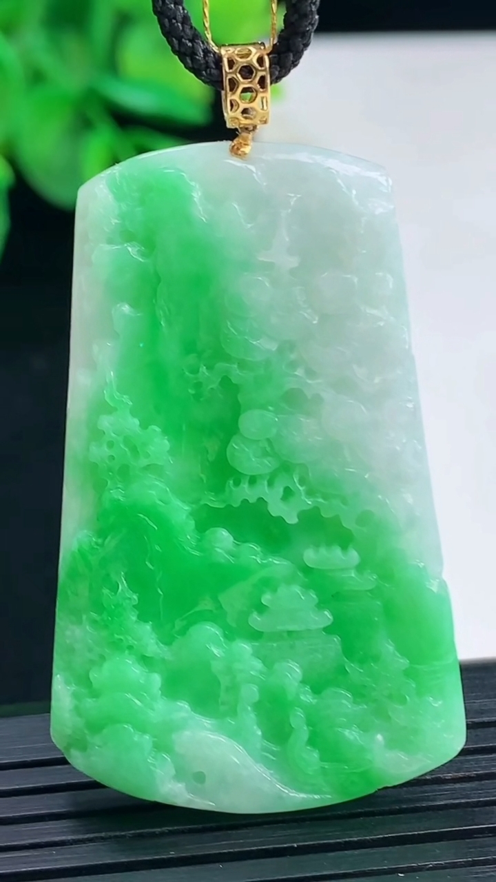 天然A货翡翠山水牌吊坠尺寸46.1-29-6.3重量:20.04g
4月8日