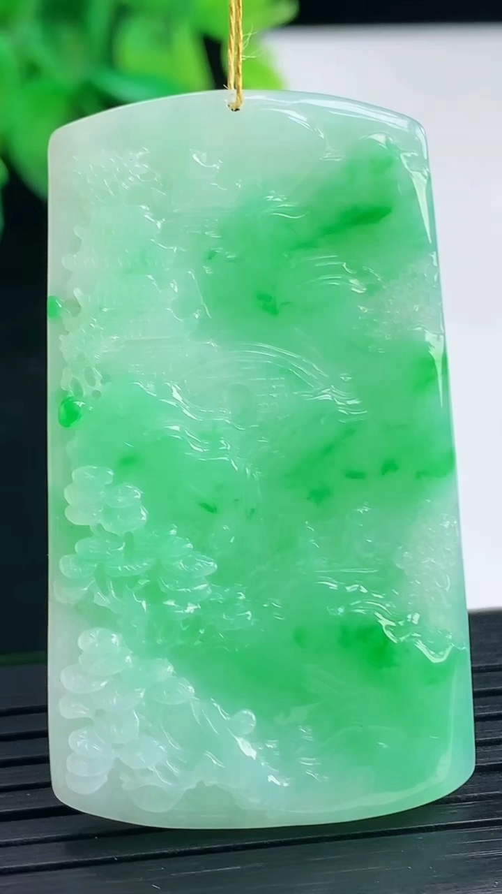 天然A货翡翠山水牌吊坠尺寸50.1-29-4.7重量:14.06g
4月8日