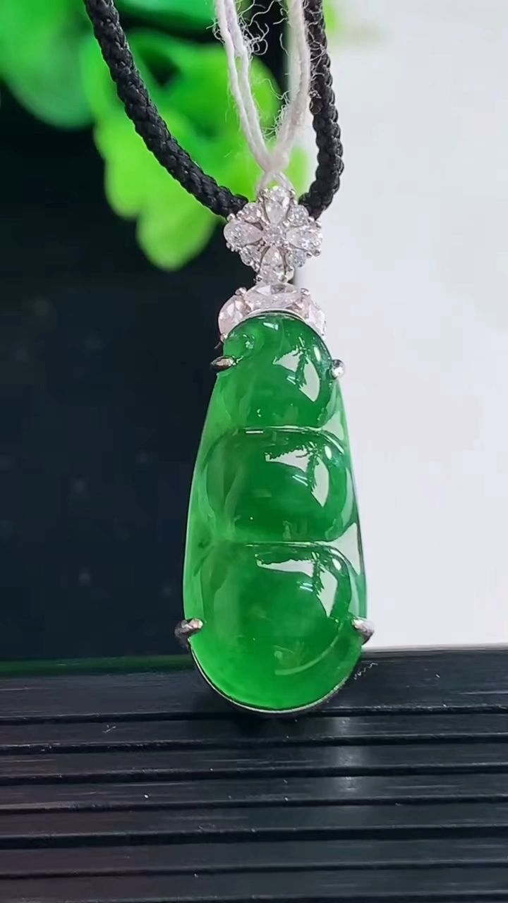 天然A货翡翠福豆吊坠尺寸34.2-11.2-8.5重量:4.97g
4月8日