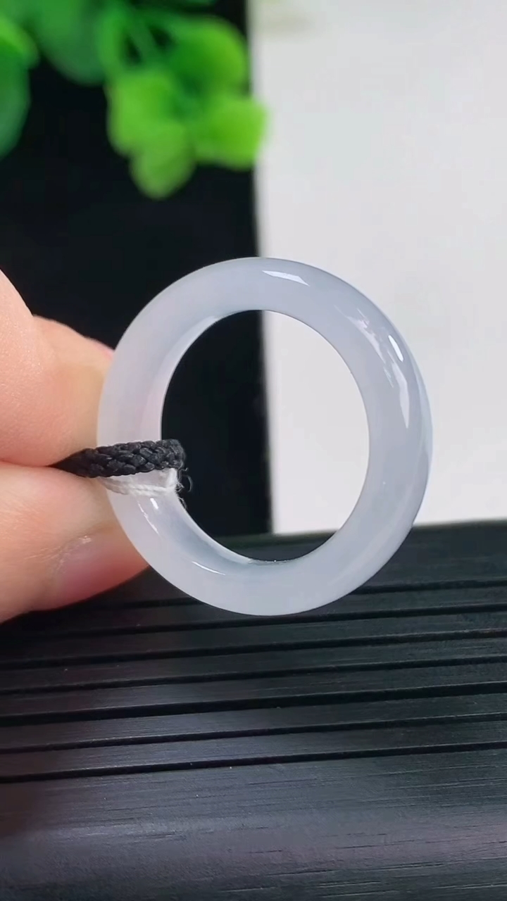 天然A货翡翠紫罗兰指环戒指尺寸18.3-5.8-3.6重量:4.05g2026年4月8日
工厂直销收