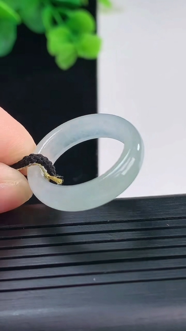 天然A货翡翠指环戒指尺寸18.5-5.6-3.3重量:3.67g2026年4月8日
工厂直销收藏佳品,种好水足，色泽均匀，有种有色，上手高大气！