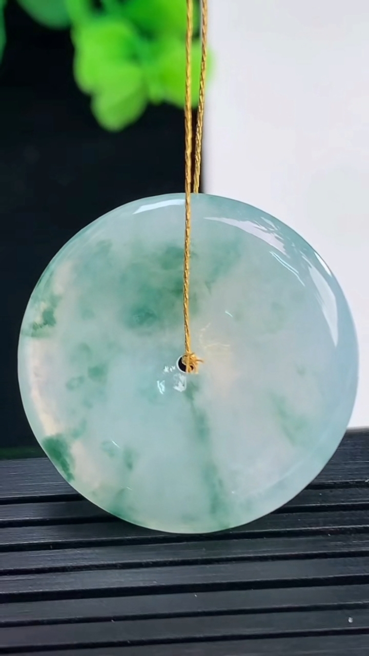 天然A货翡翠飘花平安扣吊坠尺寸28.7-4.7重量:8.68g
4月8日