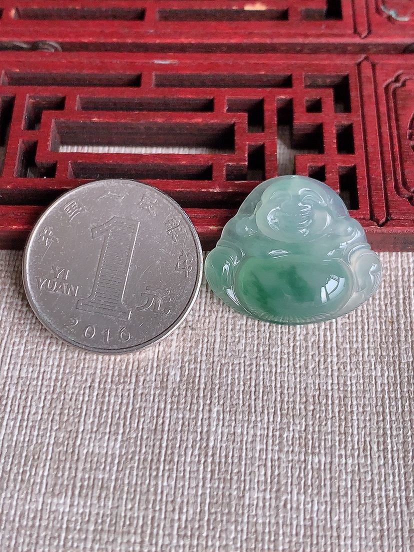 天然A货翡翠飘花佛公吊坠 
尺寸21-24.8-5.3mm 重量4.15g 0407