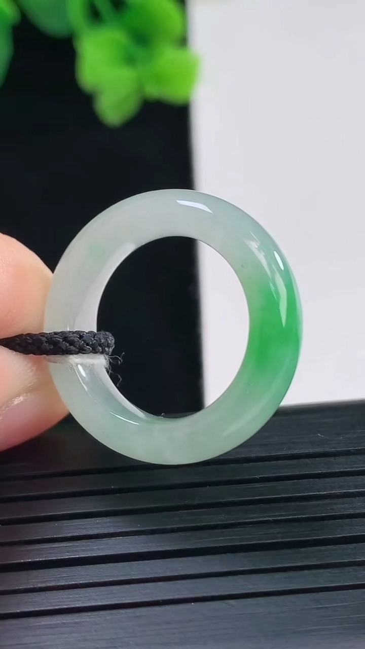 天然A货翡翠指环戒指尺寸17.1-6-4.1重量:4.63g2026年4月8日
工厂直销收藏佳品,种