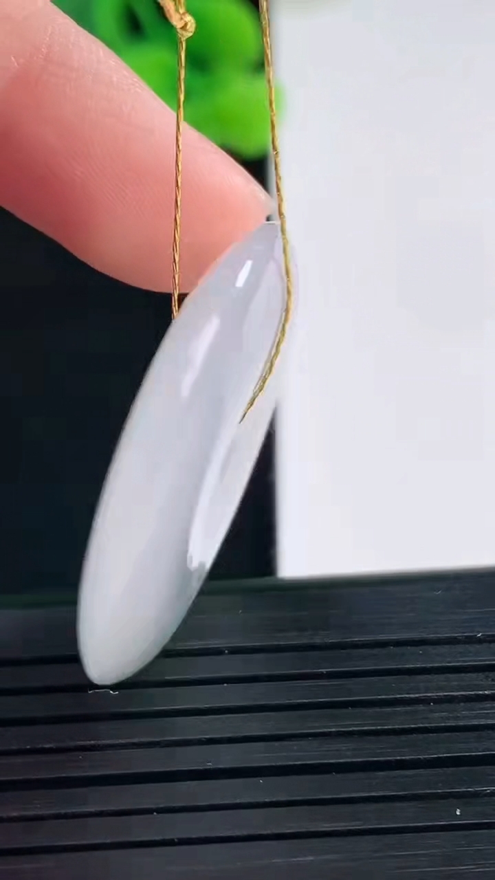 天然A货翡翠飘花平安扣吊坠尺寸31.3-5.3重量:11.72g
4月8日