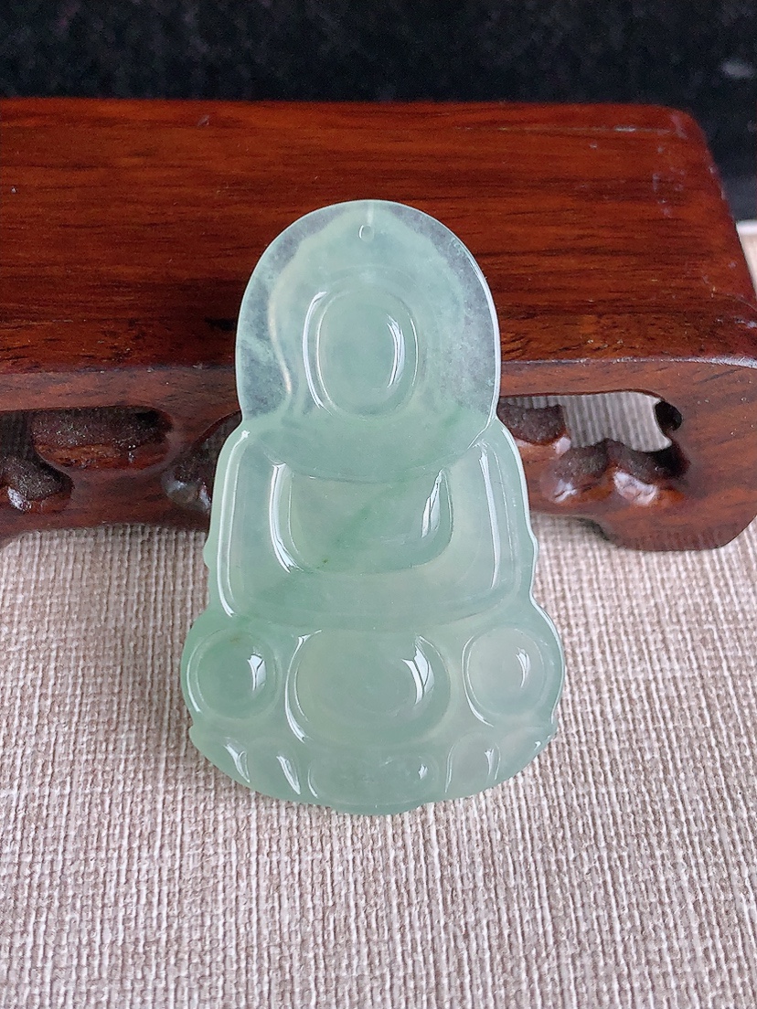 天然A货翡翠晴水正装观音吊坠 
尺寸49.2-30.7-6mm 重量14.88g 0407