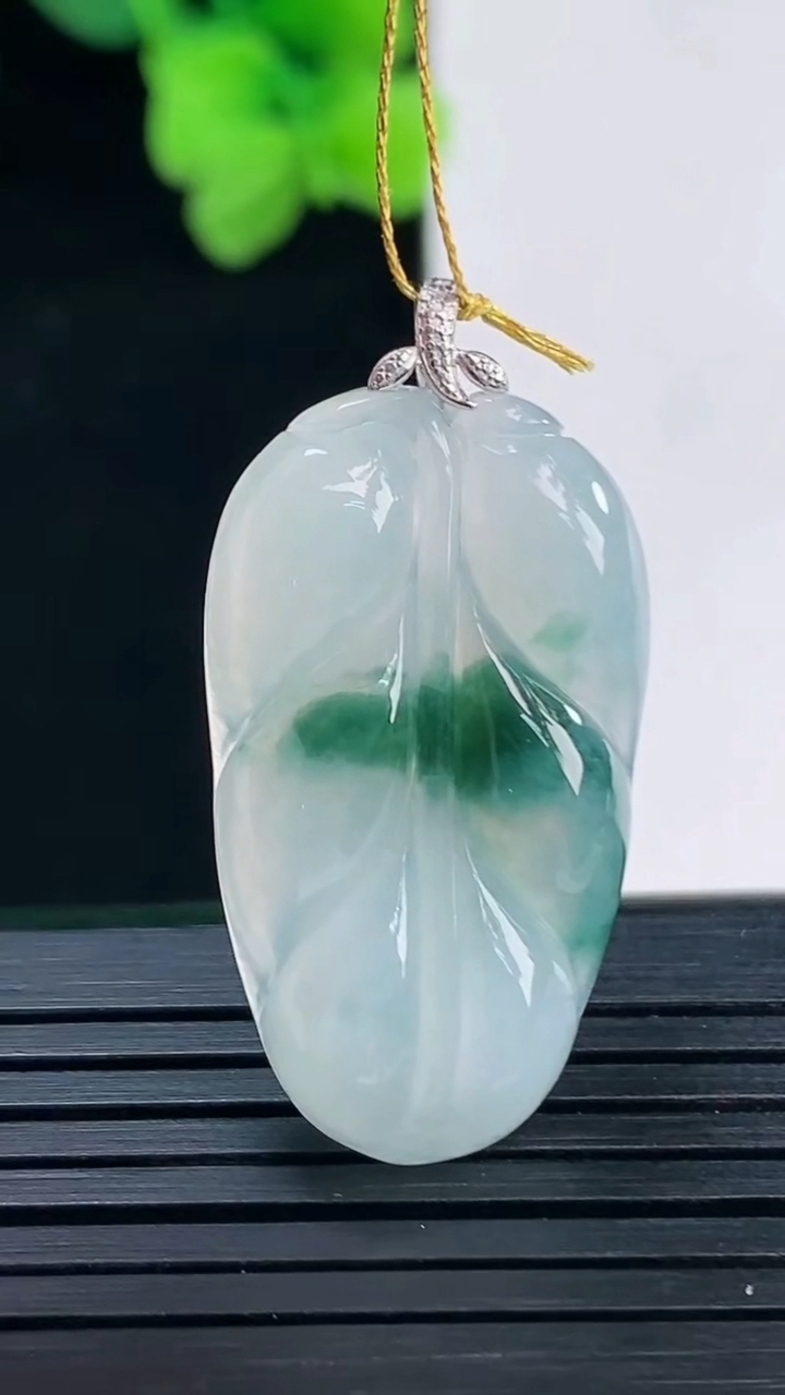 天然A货翡翠18K金飘花金枝玉叶 叶子吊坠尺寸34.2-17.1-4.3重量:4.47g
4月8日