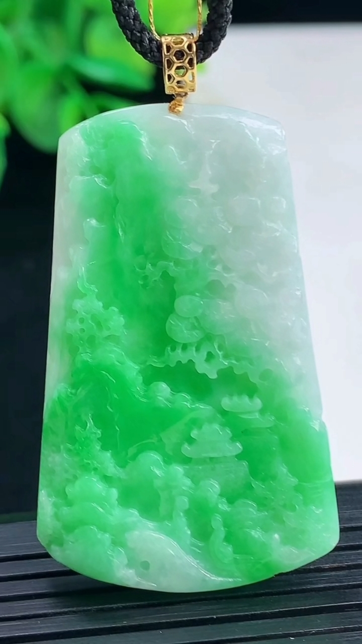 天然A货翡翠山水牌吊坠尺寸46.1-29-6.3重量:20.04g
4月8日