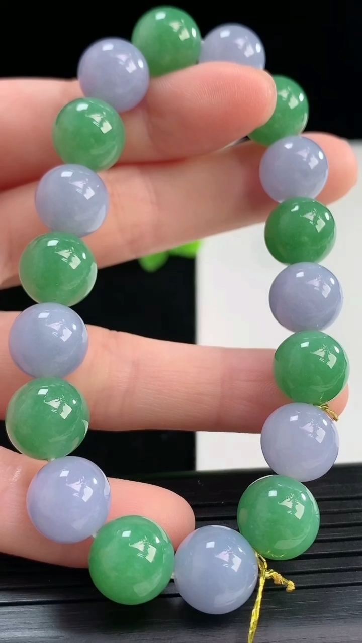 天然A货翡翠圆珠手串尺寸10.8-18颗重量:41.20g4月8日
工厂直销收藏佳品,种好水足，色泽