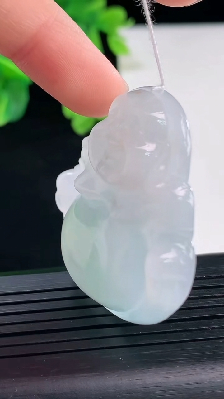 天然A货翡翠飘花佛公吊坠尺寸41.6-44-9.1重量:25.48g
4月8日