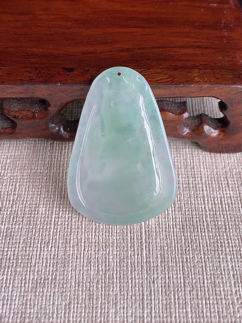 天然A货翡翠晴绿不动明王吊坠 
尺寸38-26.5-4.8mm 重量7.66g 0407