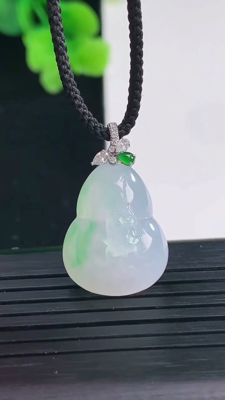 天然A货翡翠葫芦吊坠尺寸26-15.6-10.6重量:4.60g
4月8日