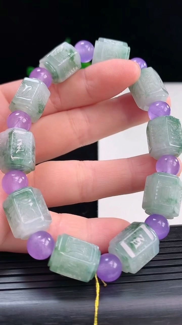 天然A货翡翠飘花六字真言路路通手串尺寸13.6-10.8重量:46.93g4月8日
工厂直销收藏佳品,种好水足，色泽均匀，有种有色，上手高大气！