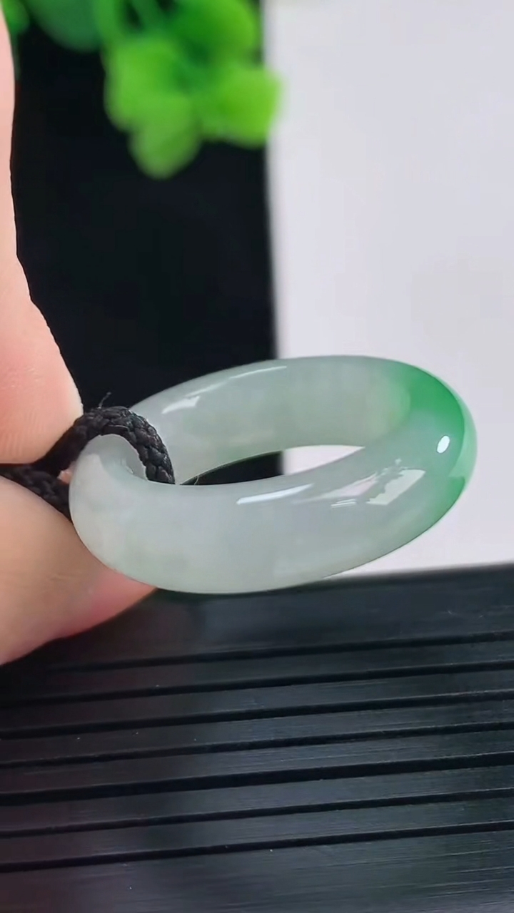 天然A货翡翠指环戒指尺寸17.1-6-4.1重量:4.63g2026年4月8日
工厂直销收藏佳品,种好水足，色泽均匀，有种有色，上手高大气！