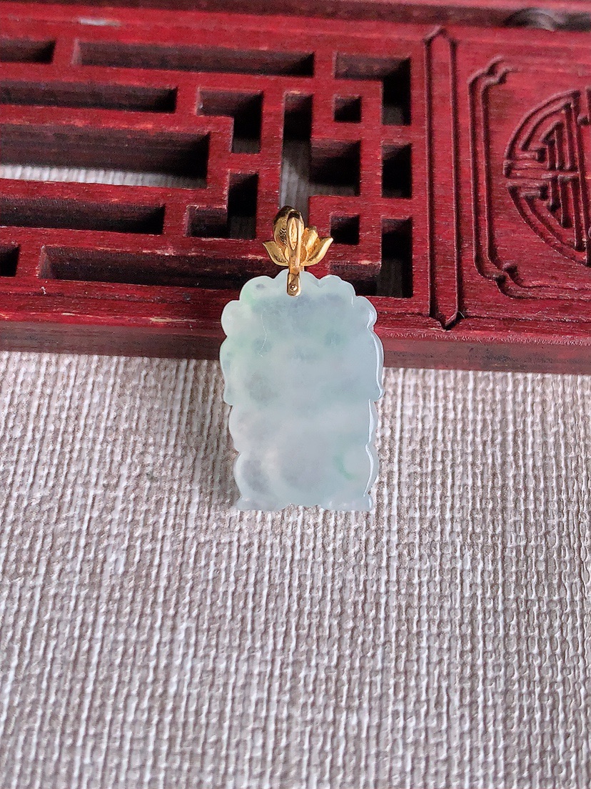 天然A货翡翠18K金扣头飘绿狮子吊坠 
尺寸23.8-18.3-12.5-5.5mm 重量2.77g