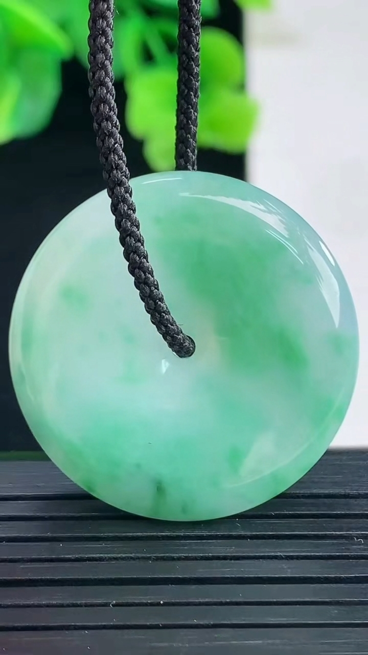 天然A货翡翠平安扣吊坠尺寸31.2-6重量:13.13g
4月8日