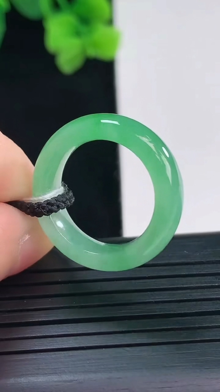 天然A货翡翠指环戒指尺寸16.2-5.7-3.6重量:3.66g2026年4月8日
工厂直销收藏佳品,种好水足，色泽均匀，有种有色，上手高大气！