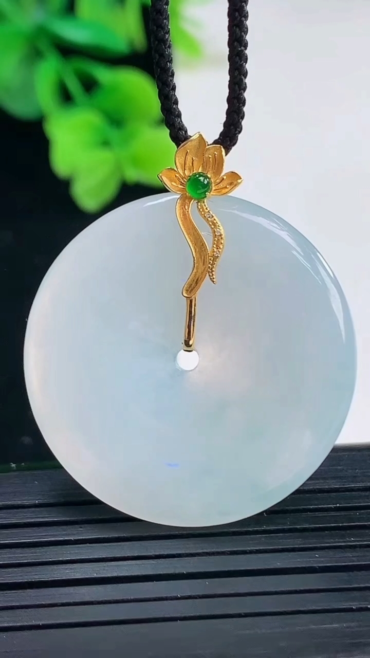 天然A货翡翠18K金紫罗兰平安扣吊坠尺寸32.3-4.4重量:10.37g
4月8日