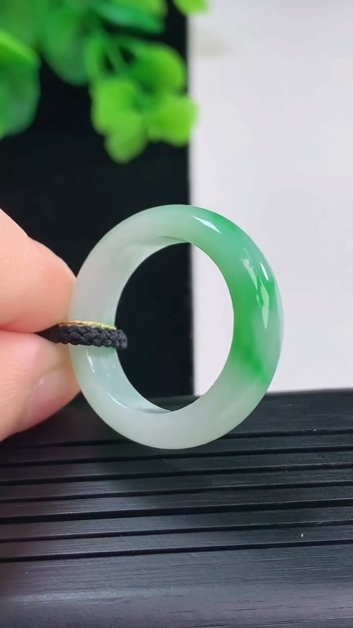 天然A货翡翠指环戒指尺寸19.1-5.9-3.7重量:4.62g2026年4月8日
工厂直销收藏佳品