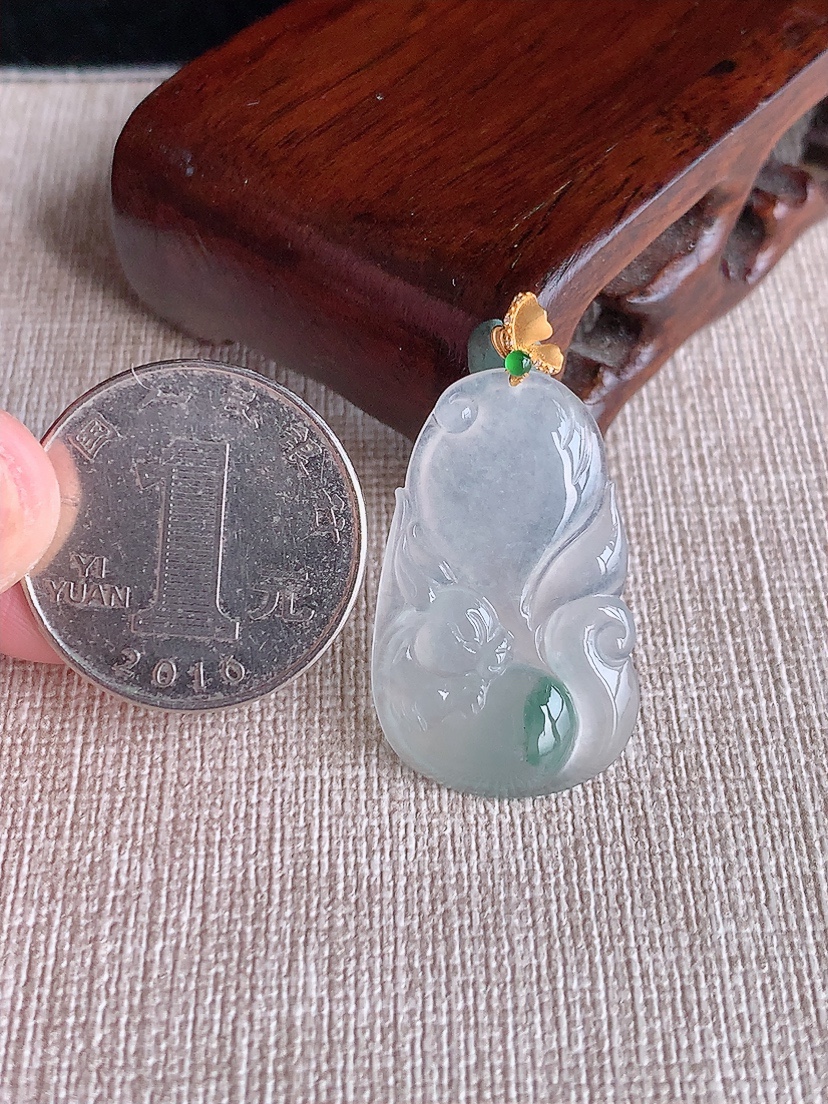 天然A货翡翠18K金扣头飘花九尾狐吊坠 
尺寸35.5-29.8-18.8-3.5mm 重量3.88g 0407