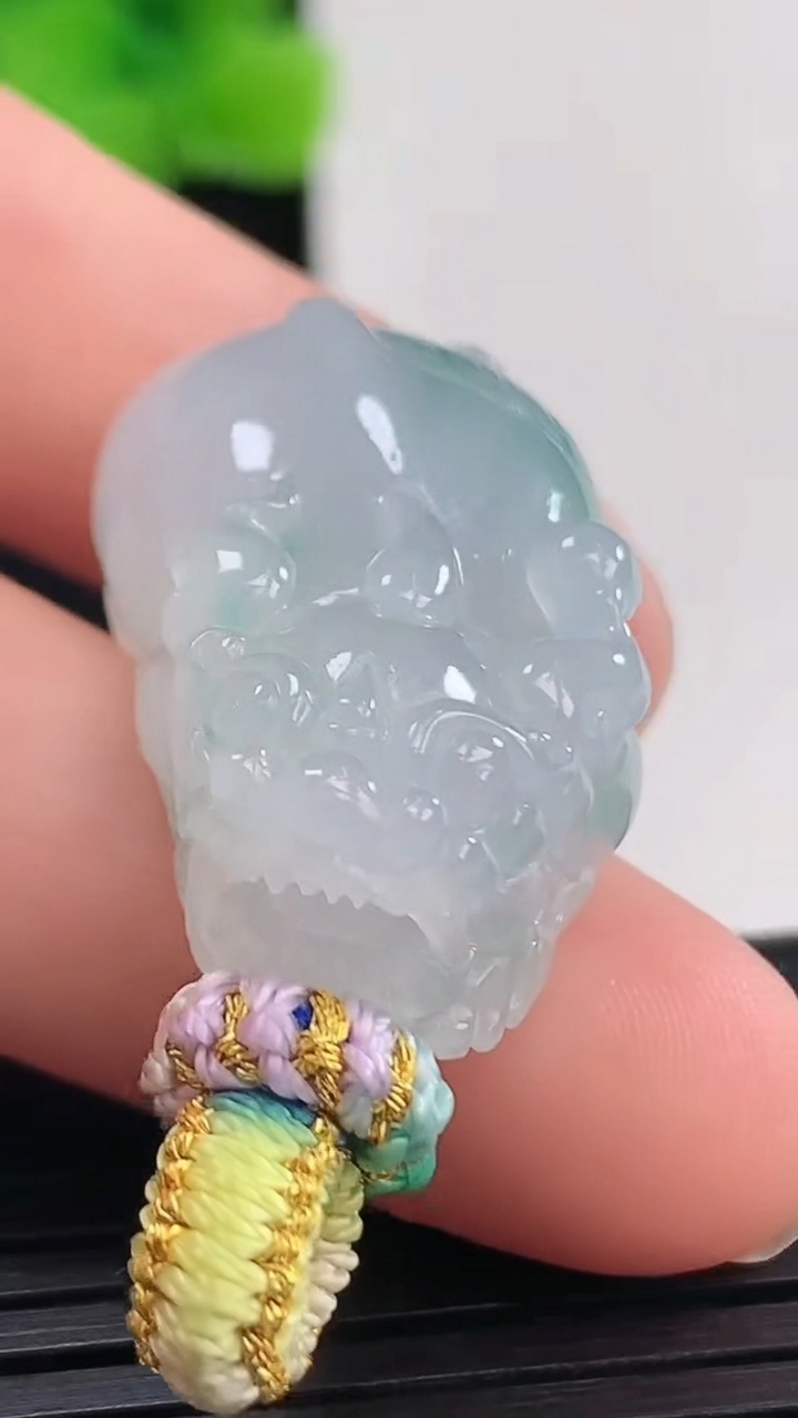 天然A货翡翠飘花貔貅吊坠尺寸31.7-17.4-11.7重量:13.01g
4月8日