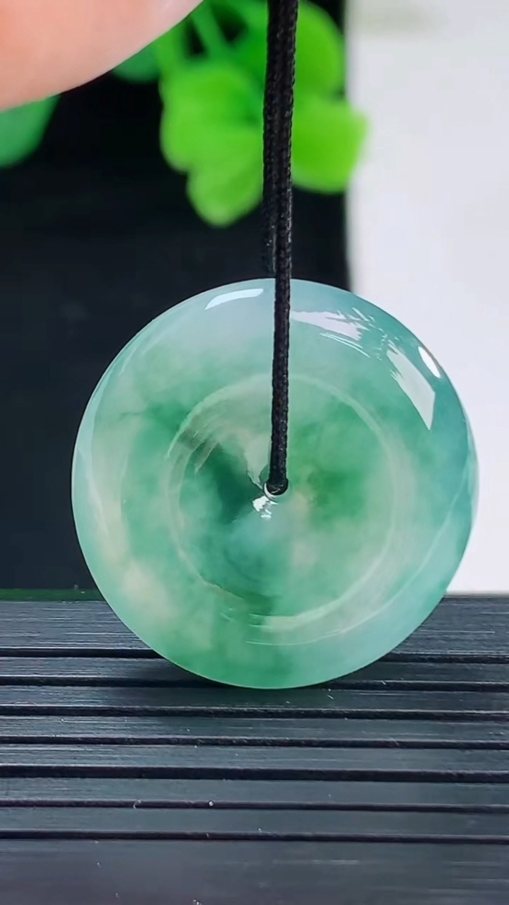 天然A货翡翠冰种飘花平安扣吊坠尺寸24.1-5.5重量:6.71g
4月8日