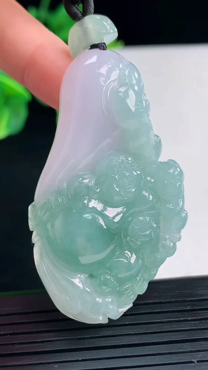 天然A货翡翠逍遥佛吊坠尺寸54.3-31-10.9重量:33.17g
4月8日