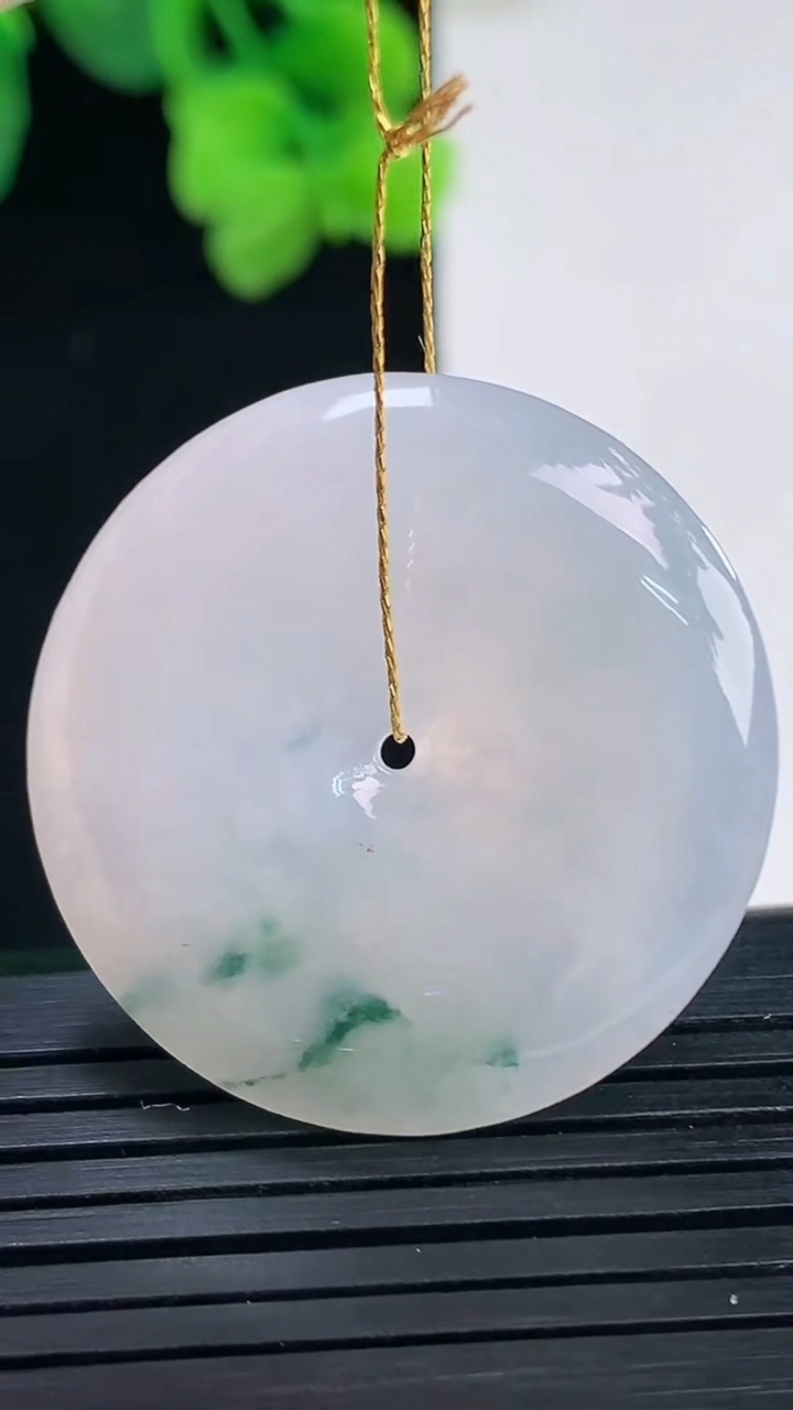 天然A货翡翠飘花平安扣吊坠尺寸31.3-5.3重量:11.72g
4月8日