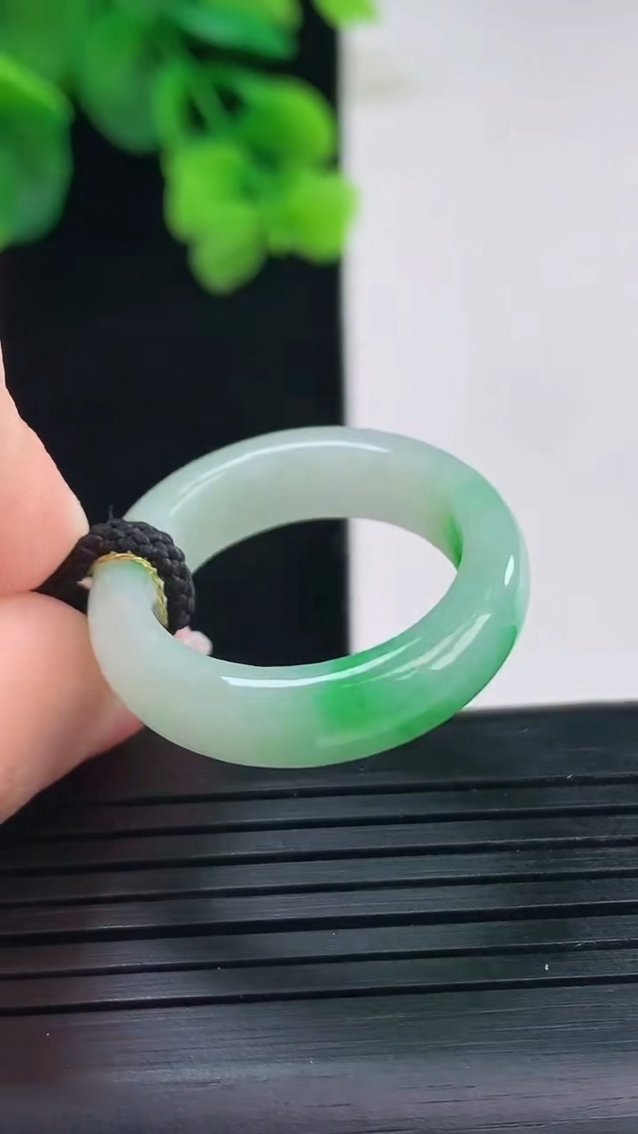 天然A货翡翠指环戒指尺寸19.1-5.9-3.7重量:4.62g2026年4月8日
工厂直销收藏佳品,种好水足，色泽均匀，有种有色，上手高大气！