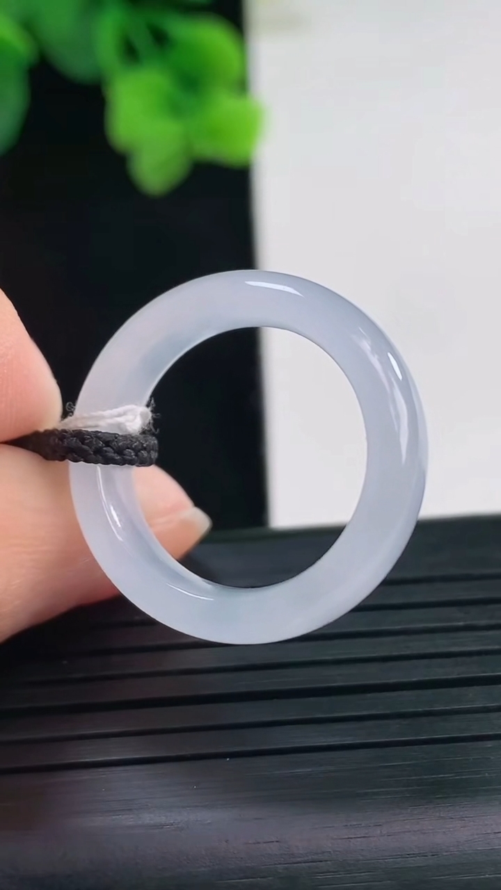 天然A货翡翠紫罗兰指环戒指尺寸18.3-5.8-3.6重量:4.05g2026年4月8日
工厂直销收藏佳品,种好水足，色泽均匀，有种有色，上手高大气！