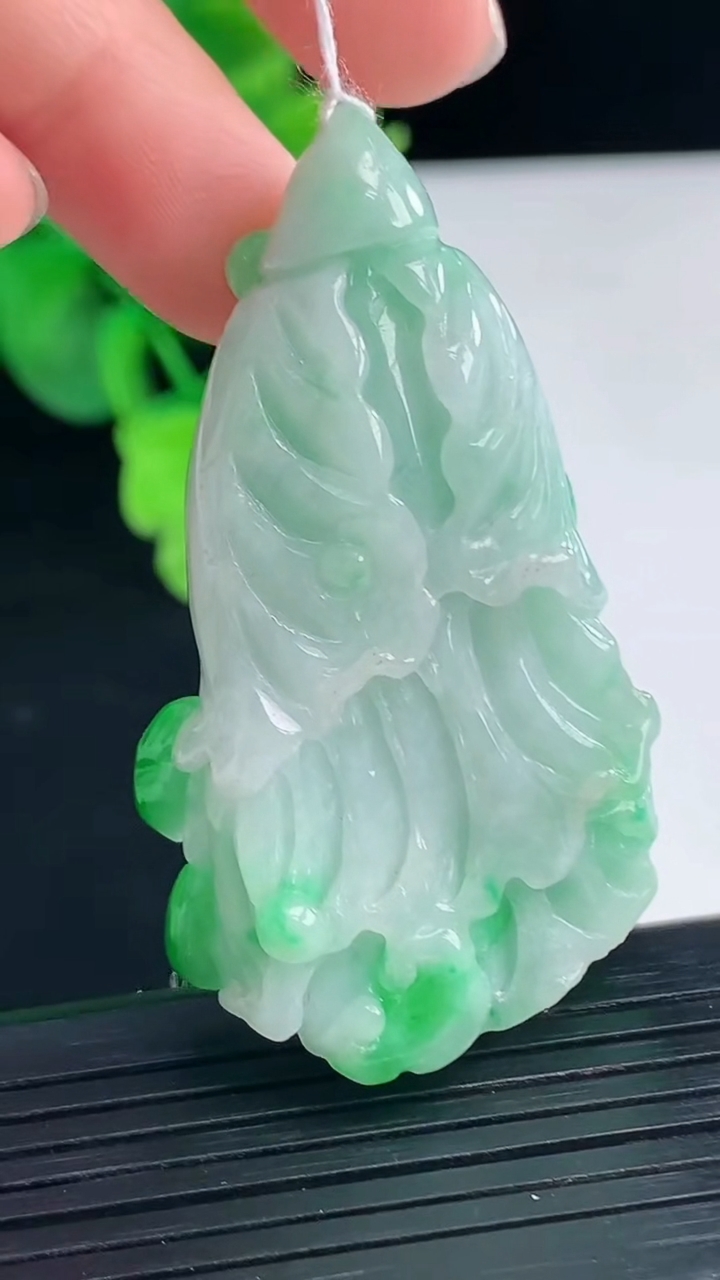 天然A货翡翠白菜吊坠尺寸50.2-28.7-13.7重量:28.46g
4月8日