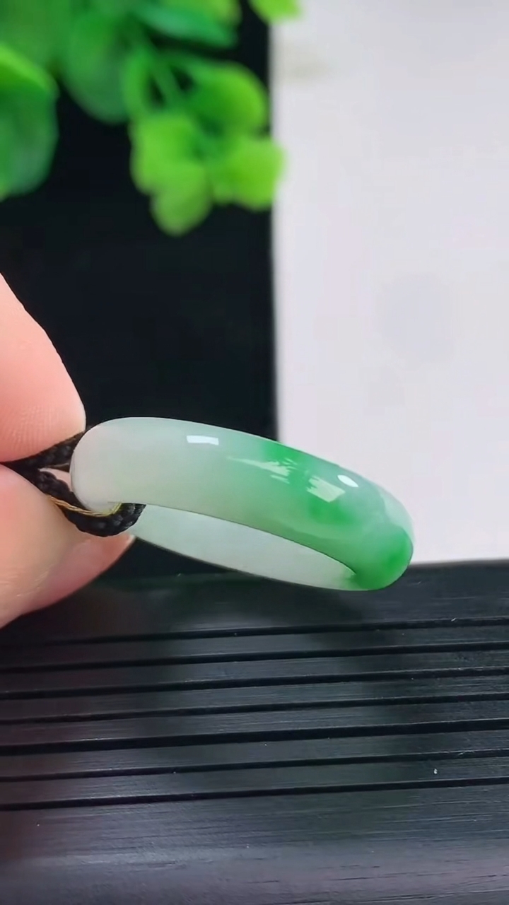 天然A货翡翠指环戒指尺寸19.1-5.9-3.7重量:4.62g2026年4月8日
工厂直销收藏佳品,种好水足，色泽均匀，有种有色，上手高大气！